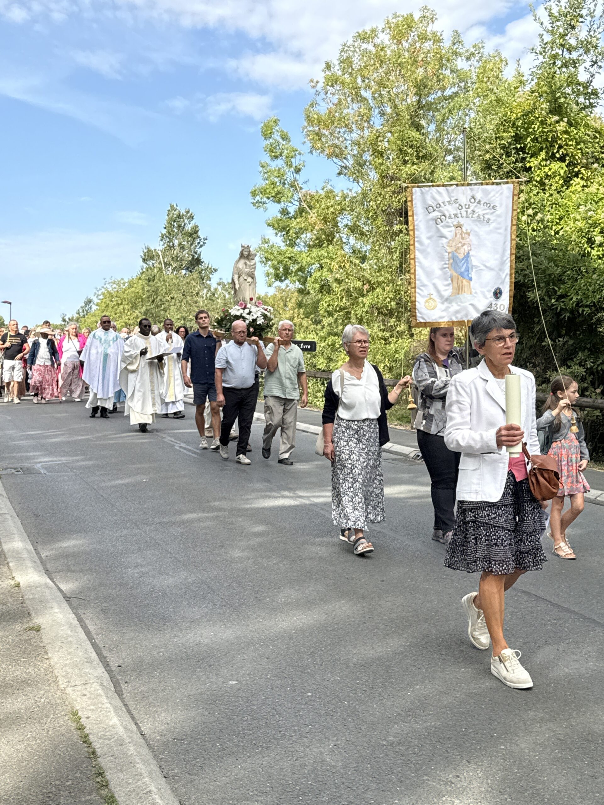 Procession vers le santuaire de Marillais