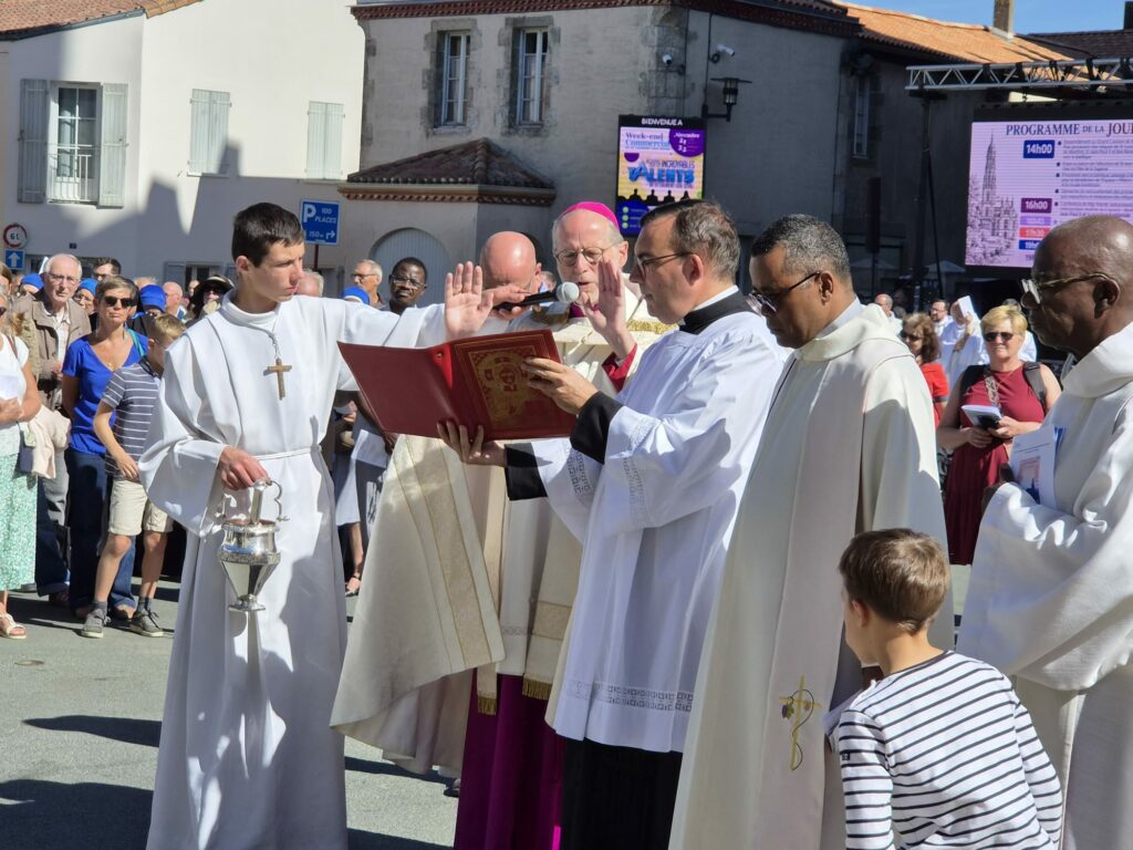 Bénédiction en plein air lors du trentième anniversaire de la visite de saint Jean-Paul II à Saint-Laurent-sur-Sèvre.