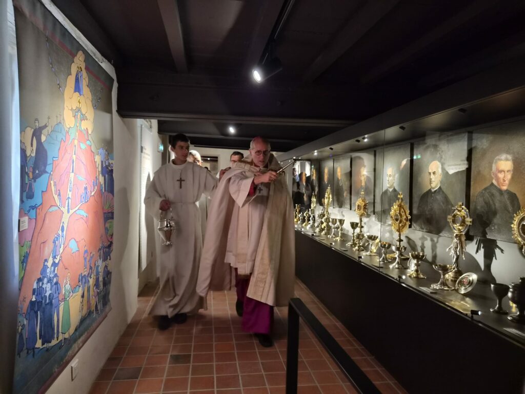 Bénédiction dans le musée de la Famille montfortaine à Saint-Laurent-sur-Sèvre.