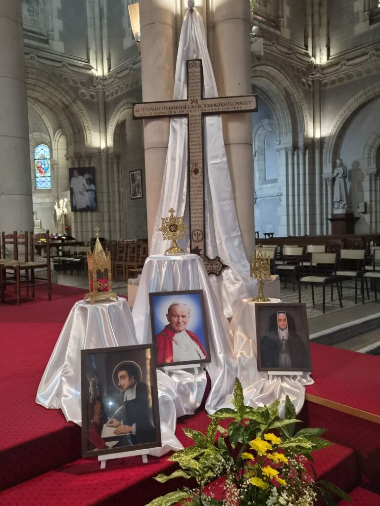 Portrait de saint Jean-Paul II au pied de la croix dans la basilique de Saint-Laurent-sur-Sèvre.